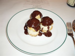 Profiterole : hot chocolate is poured on tableside